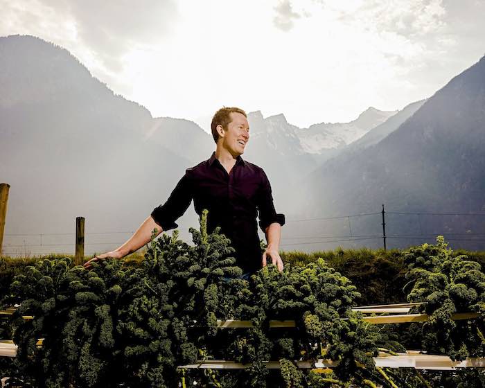 In der Corona-Krise stürzen sich die Schweizerinnen und Schweizer in die Gartenarbeit. Beim Samenzuchtunternehmen Zollinger in Les Evouettes VS arbeitet man im Schichtbetrieb, um alle Bestellungen bewältigen zu können.