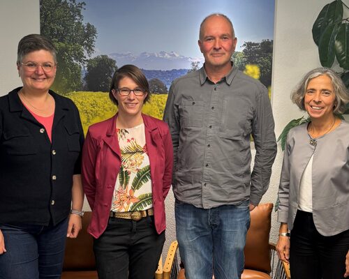 Collaboration future dans le domaine de la formation professionnelle : Verena Wahl, co-directrice de Demeter Suisse ; Carine Théraulaz, présidente de l’OrTra AgriAliForm ; Alfred Schädeli, président de l’Association pour l’agriculture biodynamique ; Petra Sieghart, directrice de l’OrTra AgriAliForm (de gauche à droite). Photo : Diana Fomasi
