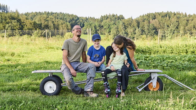 Leben auf dem Katzhof: Claudia Meierhans und Markus Schegler mit ihren Kindern Mael und Anna (Foto: ©Raphaela Graf)